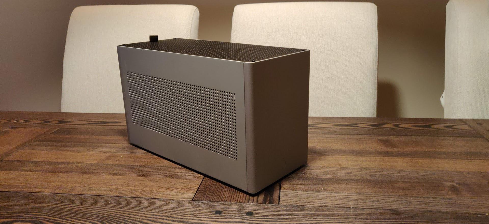 Case PC Mini-ITX LOUQE Ghost S1 Mk3 – Alluminio, Colore Limestone, Con Colonna Centrale E Supporto TopHat